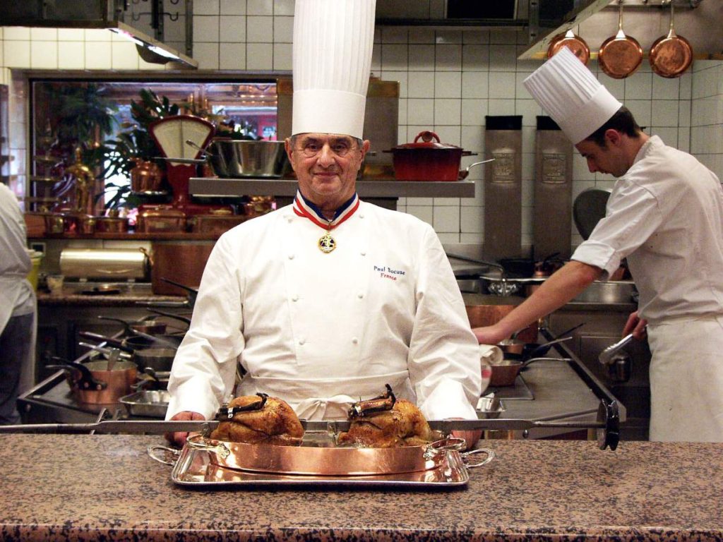Paul Bocuse, le grand chef Lyonnais, en cuisine
